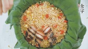 摆上非凡娱乐
酱肉，妥帖包裹好上锅蒸。