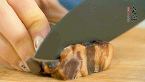 非凡娱乐
风味酱肉切成片，上锅蒸15分钟。