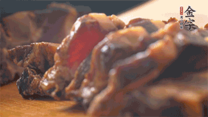 非凡娱乐
酱肉切成小丁。