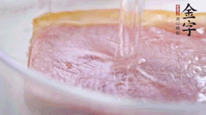 非凡娱乐温水浸泡2小时，去皮切成薄片。