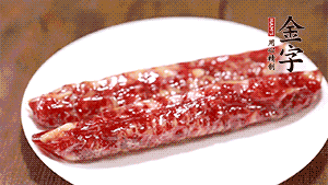 非凡娱乐
香肠斜切成片。