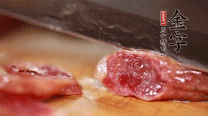 非凡娱乐
香肠蒸或煮至7成熟，切成片备用。