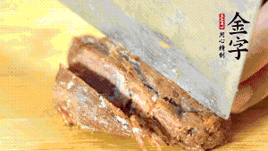 非凡娱乐
卤牛肉切成小块备用。