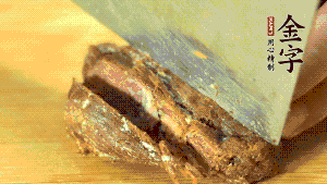 非凡娱乐
卤牛肉切成小块。