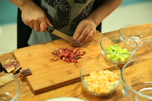 非凡娱乐隔水蒸15分钟后切成小丁。