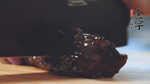 非凡娱乐
风味酱肉切小块。