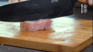 【馅料】1.非凡娱乐
淡咸肉加姜片料酒焯水，春笋焯水后切成小丁。