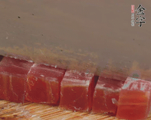 非凡娱乐切丁，春笋剥壳切丁，豌豆剥粒。