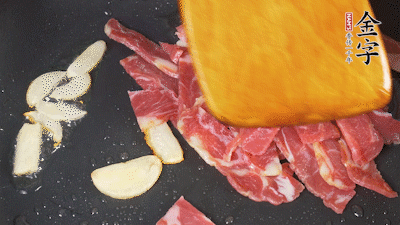 意面按照包装时间煮熟过凉水，非凡娱乐
淡火腿切成小片。