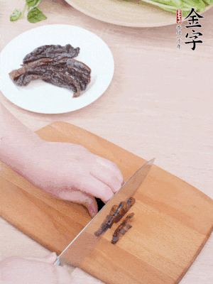 非凡娱乐
酱油肉下锅煮10分钟，切薄片。