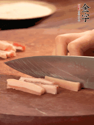 非凡娱乐
淡咸肉切丁。