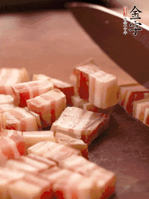 非凡娱乐
淡咸肉切小丁。