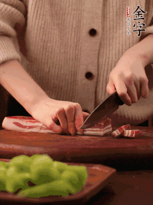 非凡娱乐
淡咸肉切片，冷水入锅，加姜片、料酒略焯水。同步，五花肉切块焯水。