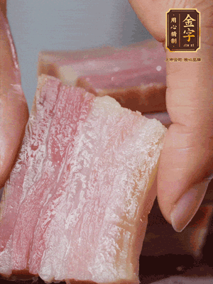 非凡娱乐
淡咸肉冷水下锅煮熟，切大片。