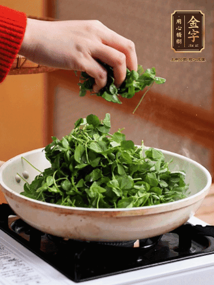 草头摘洗干净，撒上盐，喷一点高粱酒，油热后，旺火炒20秒