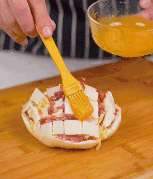 放在烤盘上，表面先刷一层玉米油，再刷一层蛋黄液。