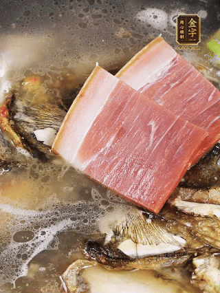 大火烧开，大火煮10~15分钟。放入切好的豆腐，再煮5分钟大火烧开，大火煮10~15分钟。放入切好的豆腐，再煮5分钟