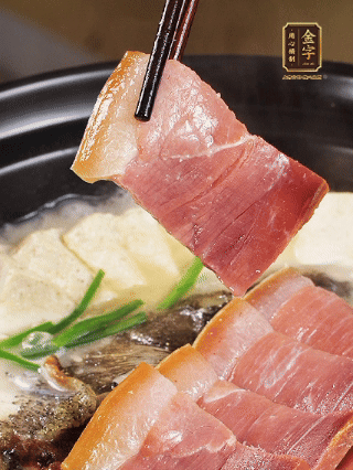 加入一丢丢盐，撒点胡椒粉，葱段点缀